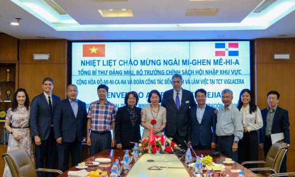 Tổng Bí thư Đảng Phong trào Cánh tả Thống nhất (MIU - nước Cộng hòa Dominicana) thăm và làm việc tại Tổng công ty Viglacera-CTCP